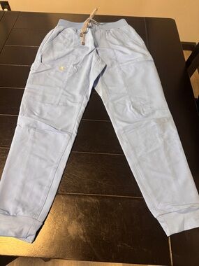 Fabletics Mid-Rise On-Call Scrub Jogger in ceil blue size xs/s